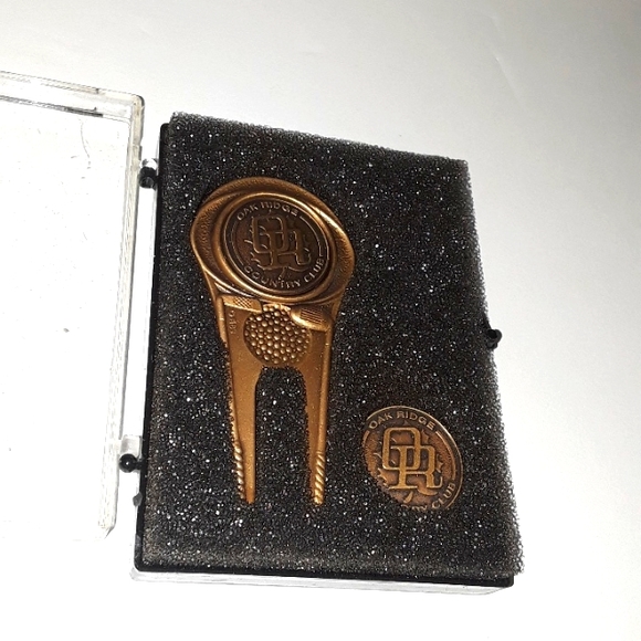 VINTAGE OAK RIDGE COUNTRY CLUB GOLF DIVIT TOO AND GOLF BALL MARKER NEW IN BOX - Picture 2 of 4